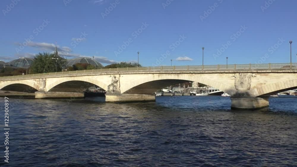 Pont des Invalides sur La Seine à Paris Pont des Invalides sur La Seine à Paris