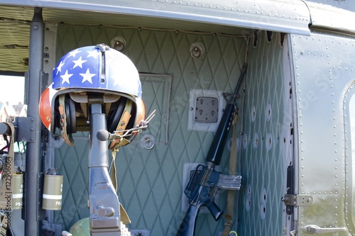 Canvastavla A door gunners helmet hanging on a machine gun in a Huey Vietnam era helicopter