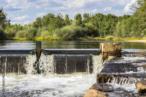 presa en el rio