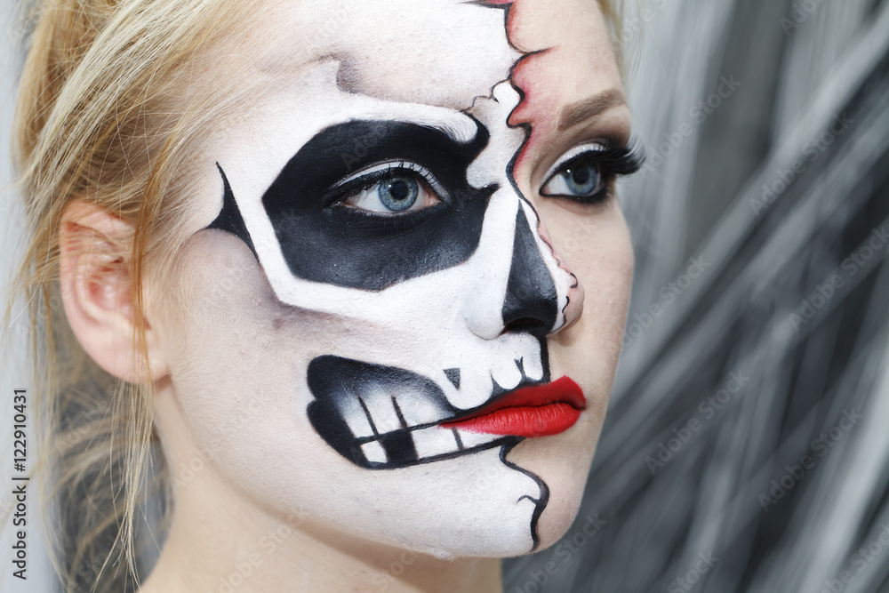 the process of creating makeup for Halloween the process of creating makeup for Halloween