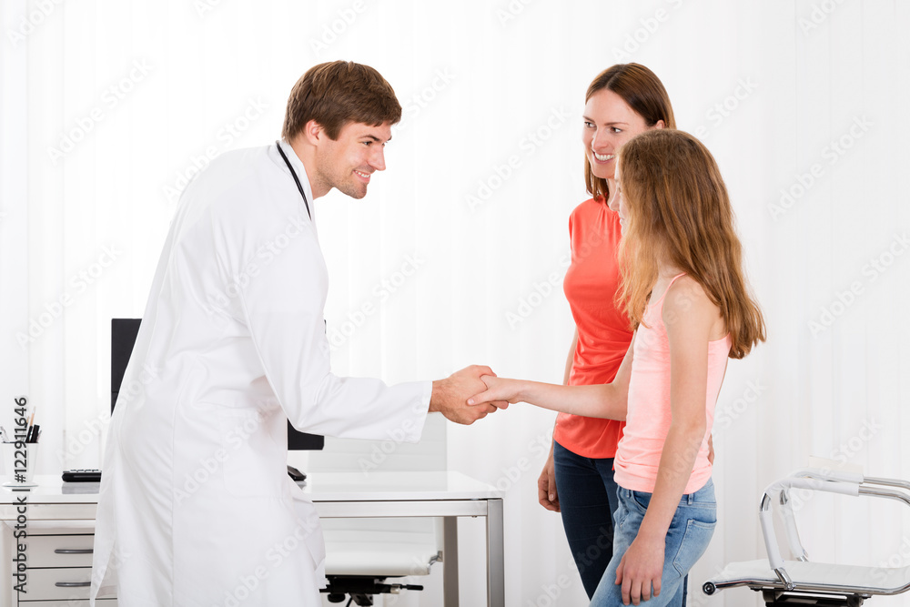 Fototapeta premium Doctor Handshaking Girl