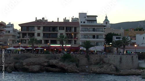 Am Abend in Cala Ratjada auf Mallorca, Touristen, Lichter und Meer