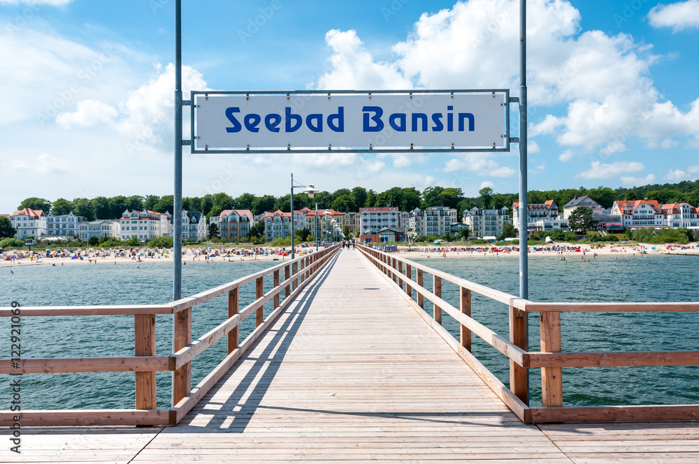 Seebrücke von Bansin auf Usedom mit Blick auf den Ort