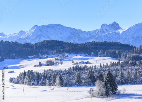 Winteridylle mit Bergblick im Allgäu 