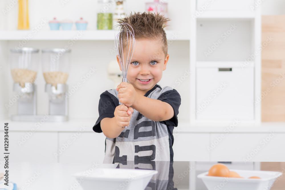 kind hilft beim kochen kind hilft beim kochen