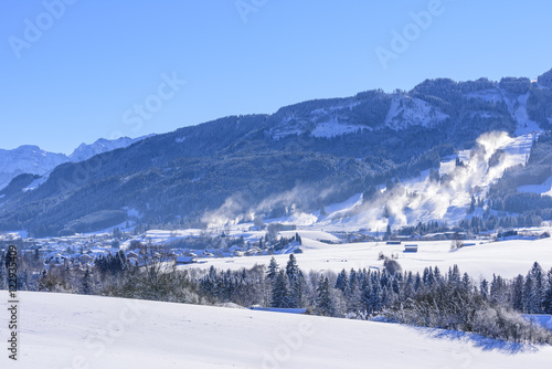 künstliche Beschneiung eines Skigebietes bei Nesselwang im Allgäu