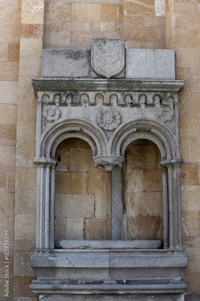 detalle de La basílica de los Santos Hermanos Mártires, Vicente, Sabina y Cristeta,  San Vicente,  templo románico de Ávila, España
