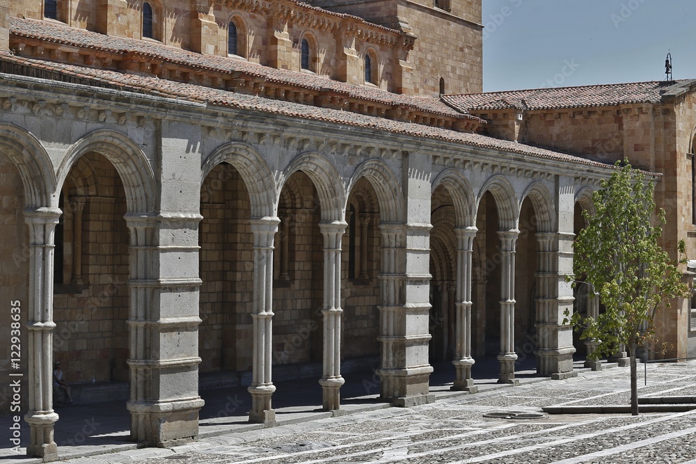 Exterior de La basílica de los Santos Hermanos Mártires, Vicente, Sabina y Cristeta,  San Vicente,  templo románico de Ávila, España