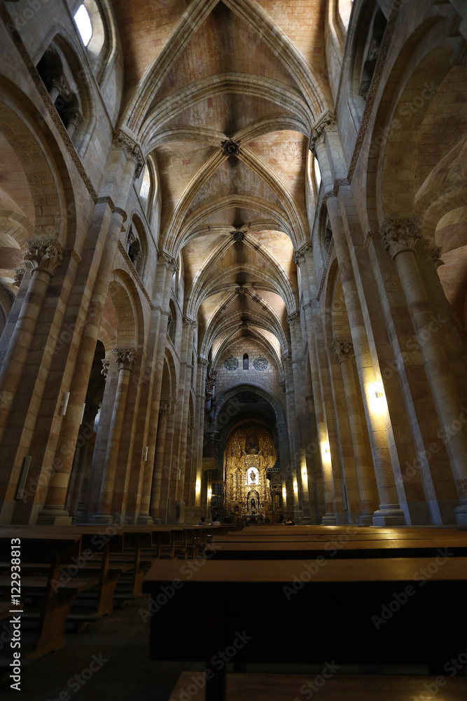  Interior de La basílica de los Santos Hermanos Mártires, Vicente, Sabina y Cristeta,  San Vicente,  templo románico de Ávila, España