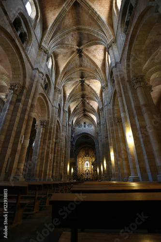  Interior de La basílica de los Santos Hermanos Mártires, Vicente, Sabina y Cristeta, San Vicente, templo románico de Ávila, España