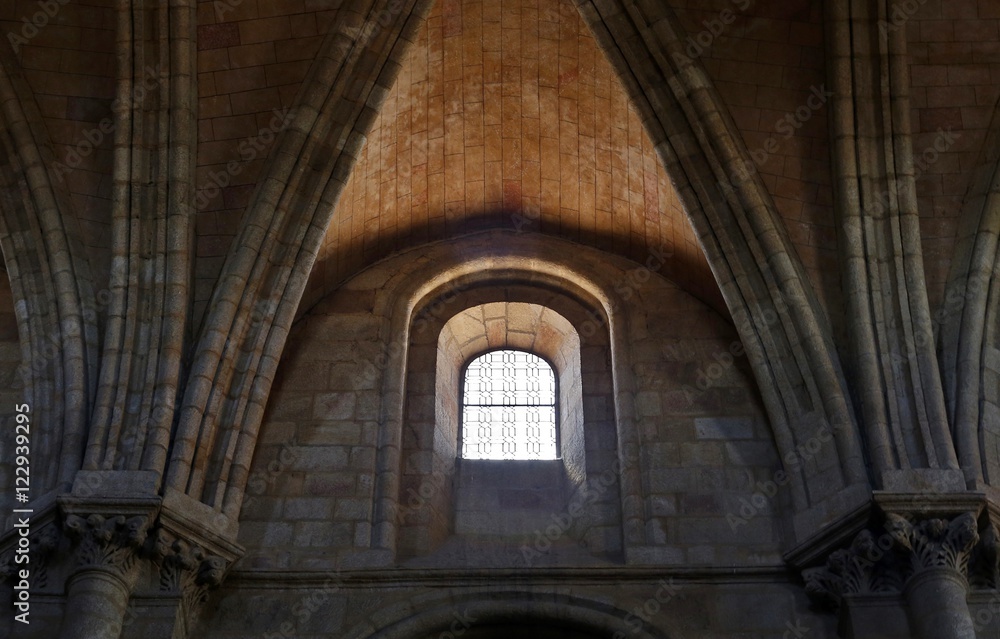  Interior de La basílica de los Santos Hermanos Mártires, Vicente, Sabina y Cristeta,  San Vicente,  templo románico de Ávila, España