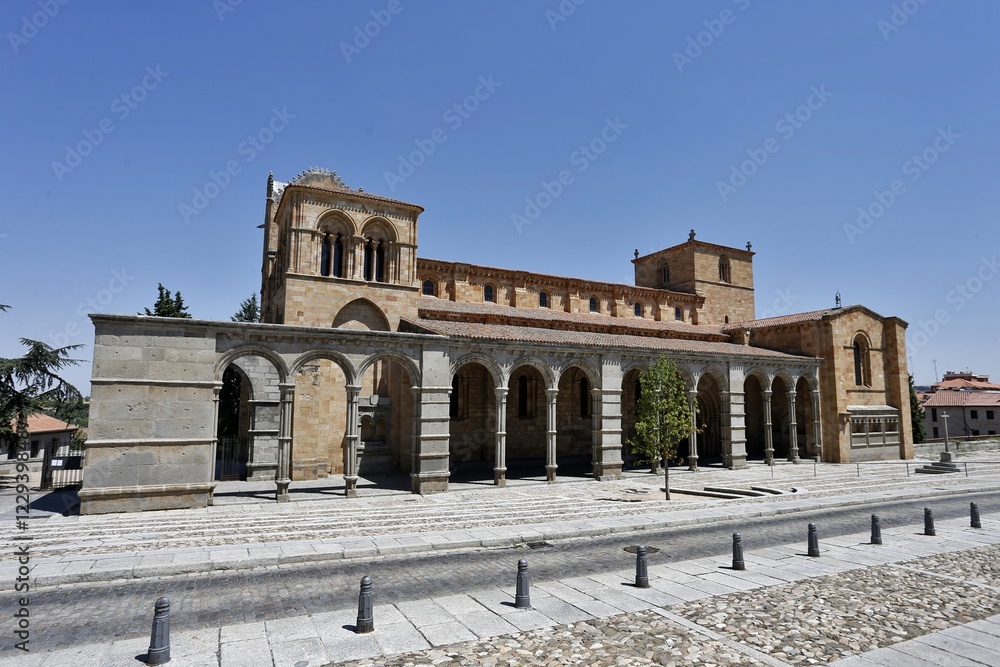 Exterior de La basílica de los Santos Hermanos Mártires, Vicente, Sabina y Cristeta,  San Vicente,  templo románico de Ávila, España