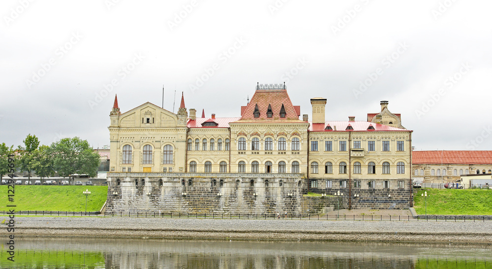 Edificaciones en la ribera de un río ruso, Rusia