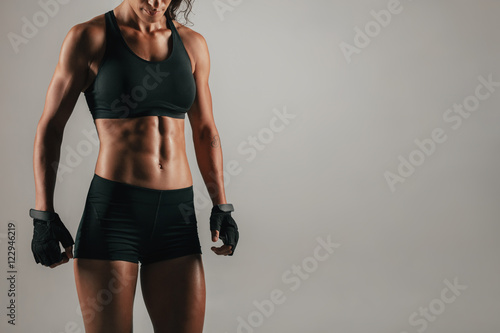 Obraz na plátně Tight view of woman with strong abdominal muscles