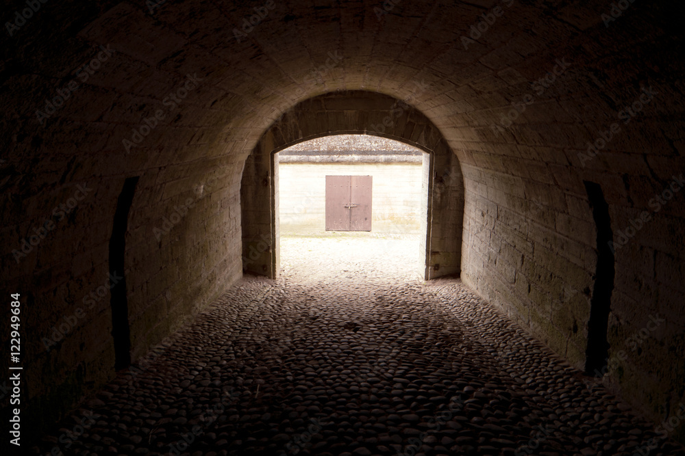 Obraz premium Blick durch einen Tunnel