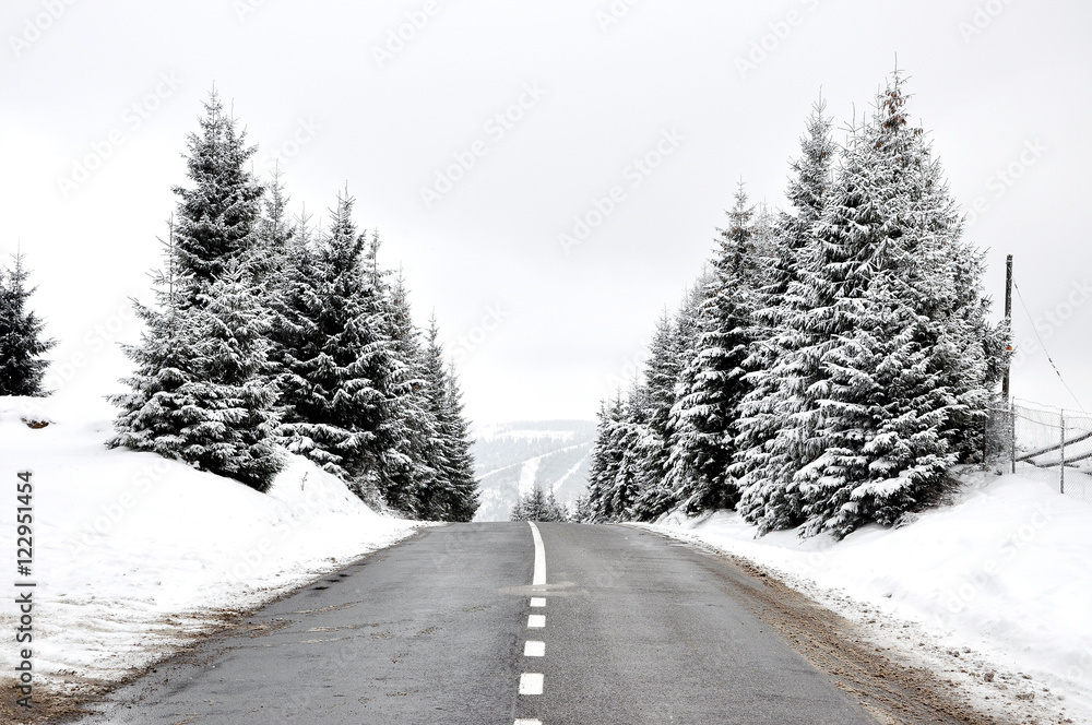 Obraz premium Straight hilly road in the winter