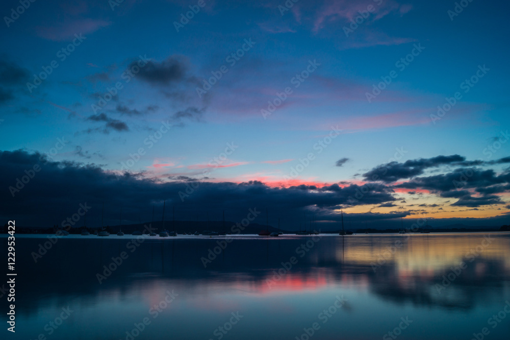 Wolkenspiegelung am Bodensee zur blauen Stunde