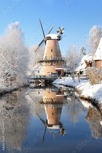 Fototapeta Naklejka Na Ścianę i Meble -  Lahder Windmühle im Winter
