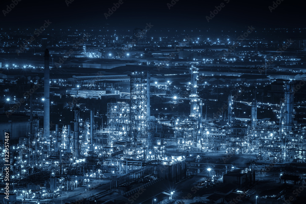 Fototapeta premium Fabryka rafinerii ropy naftowej o zmierzchu, zakład petrochemiczny, ropa naftowa, przemysł chemiczny