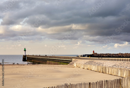 soleil couchant sur la  plage photo