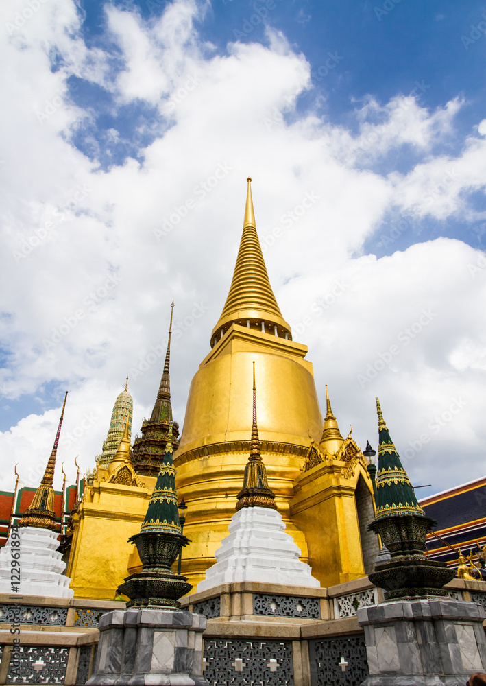 Fototapeta premium Golden pagoda