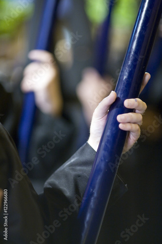 Foto Detail of penitents bearing blue candles, Holy Week 2008, Seville, Spain