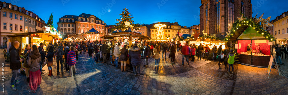 Weihnachtsmarkt Panorama in Heidelberg, Deutschland