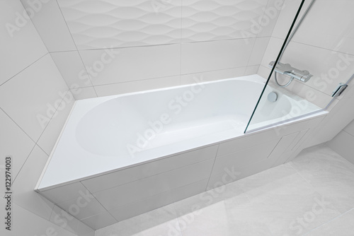 Foto Luxury bathtub in the hotel room.