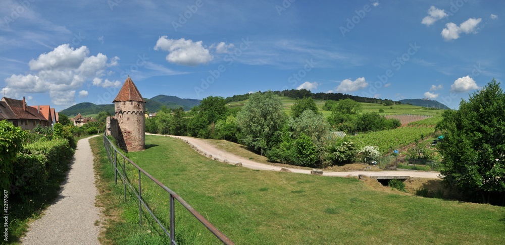 Le tour des remparts du village de Bergheim en Alsace Le tour des remparts du village de Bergheim en Alsace