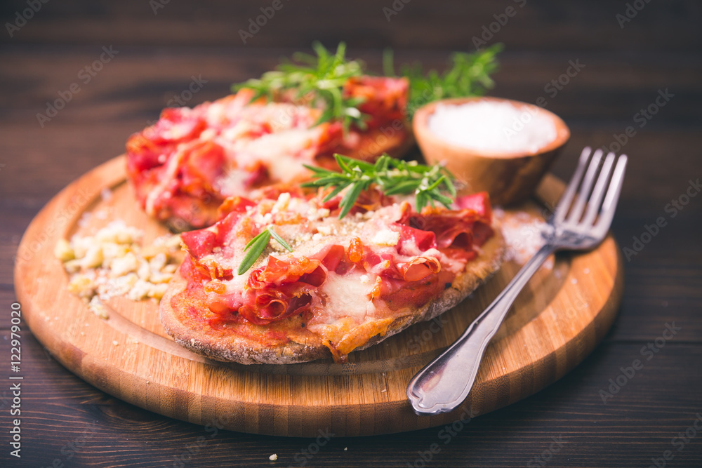 Vinschgauer Brot mit Coppa und Rosmarin Vinschgauer Brot mit Coppa und Rosmarin