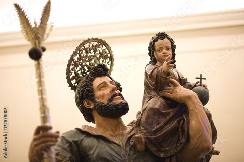 Foto Detail of Saint Christopher bearing the Baby Jesus, carving by Martinez Montañes