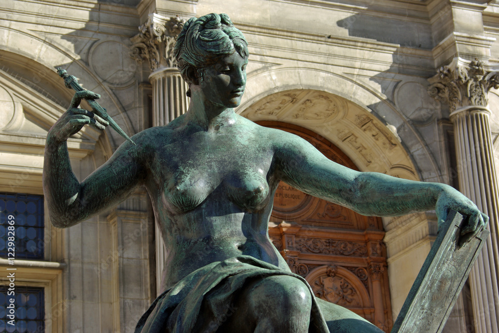 Fototapeta Statue place de l'Hôtel de Ville à Paris, France