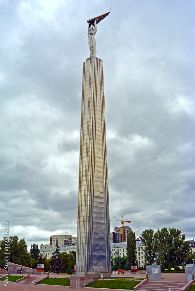 Obraz premium Monument of Glory in Samara is located on the Square of Fame in the Leninsky district of the city. Iron man with wings in his hands