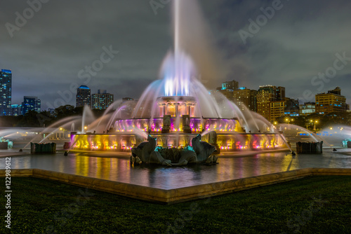 Photo Chicago skyline panorama with skyscrapers and Buckingham fountain in Grant Park at night lit by colorful lights