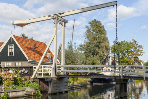 Foto Zugbrücke über eine Gracht in Edam, Niederlande