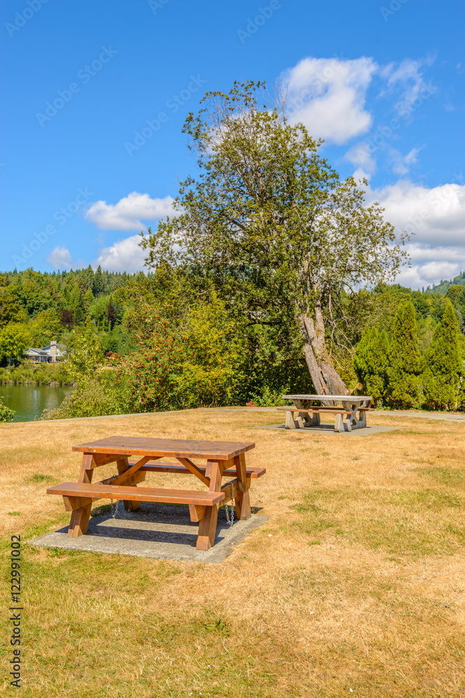 Obraz premium Picnic table over mountains and blue sky.