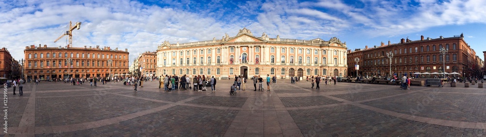 Panorama de la place du Capitole à Toulouse en Midi-Pyrénées, Occitanie en France