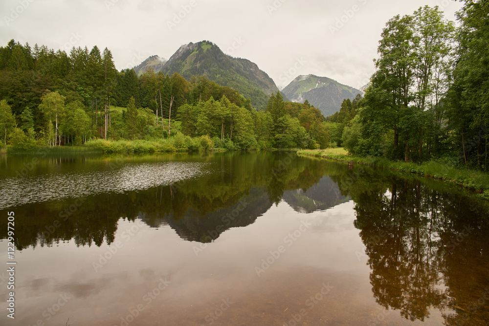 Spiegelungen im stillen Bergsee Spiegelungen im stillen Bergsee