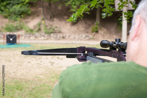 Fotografia Targeting with a scoped crossbow