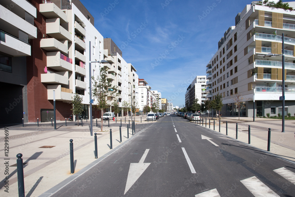 une rue au milieu d'un nouveau quartier urbain à Montpellier