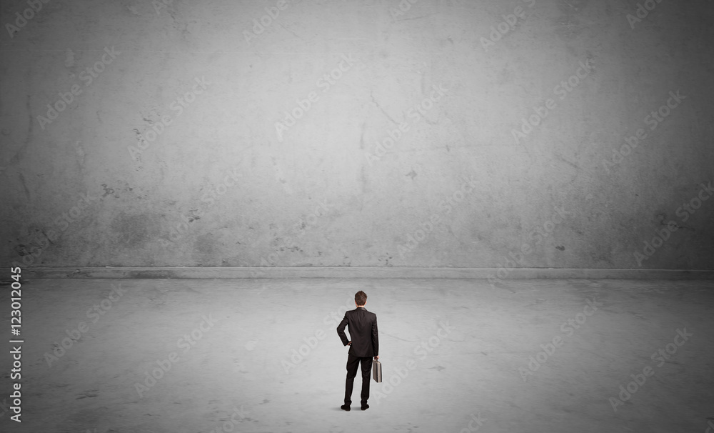 Obraz premium Small business person in large empty space