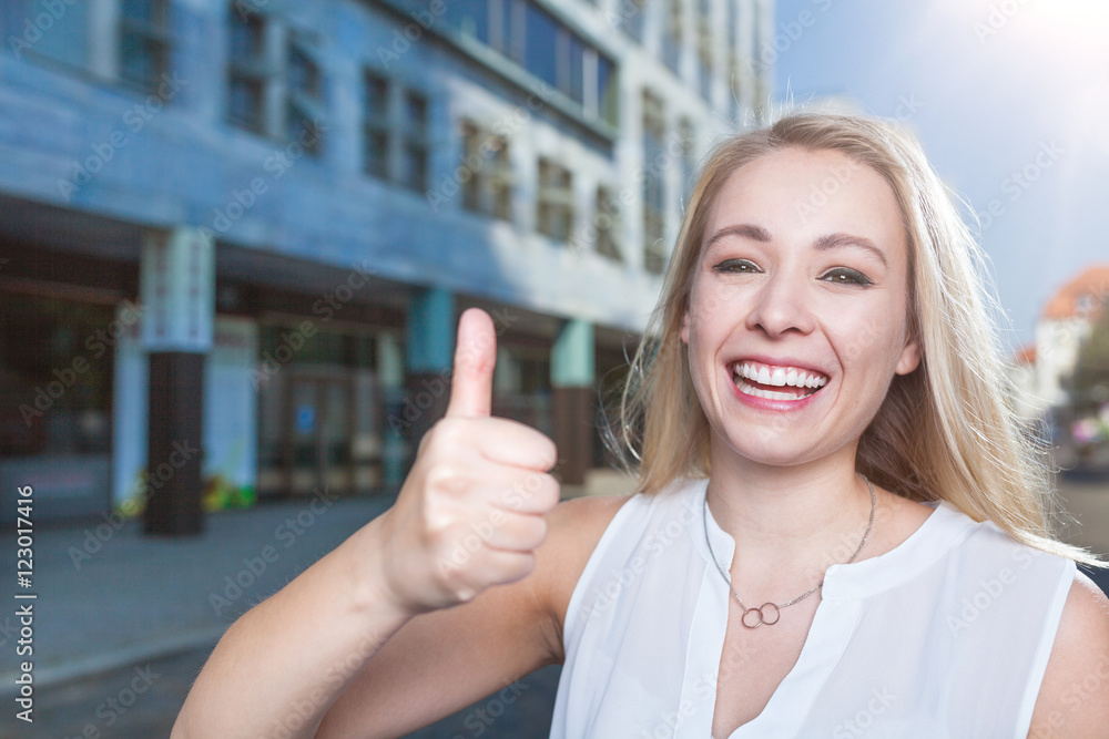 Fototapeta premium thumbs up business woman in city