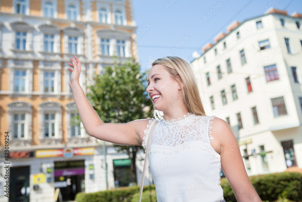 Φωτογραφία business woman beckon for taxi in downtown