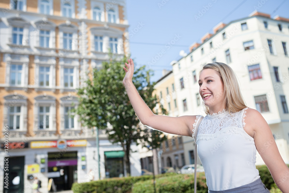 Φωτογραφία business woman beckon for taxi in downtown