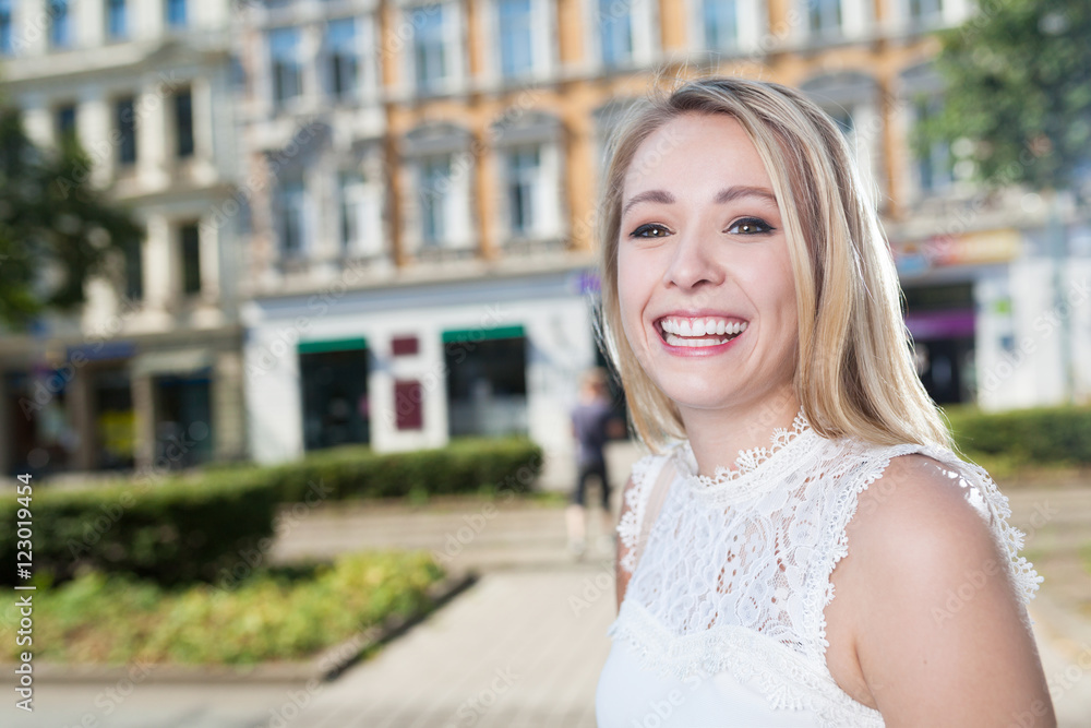 Φωτογραφία portrait of laughing business woman in city with copy space