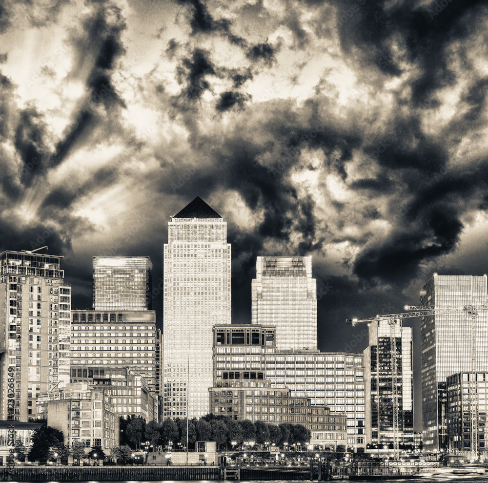 Canary Wharf buildings, beautiful skyline of London at dusk Canary Wharf buildings, beautiful skyline of London at dusk