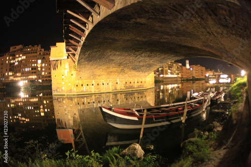 Italia Toscana Ponte Vecchio e fiume Arno  di notte.