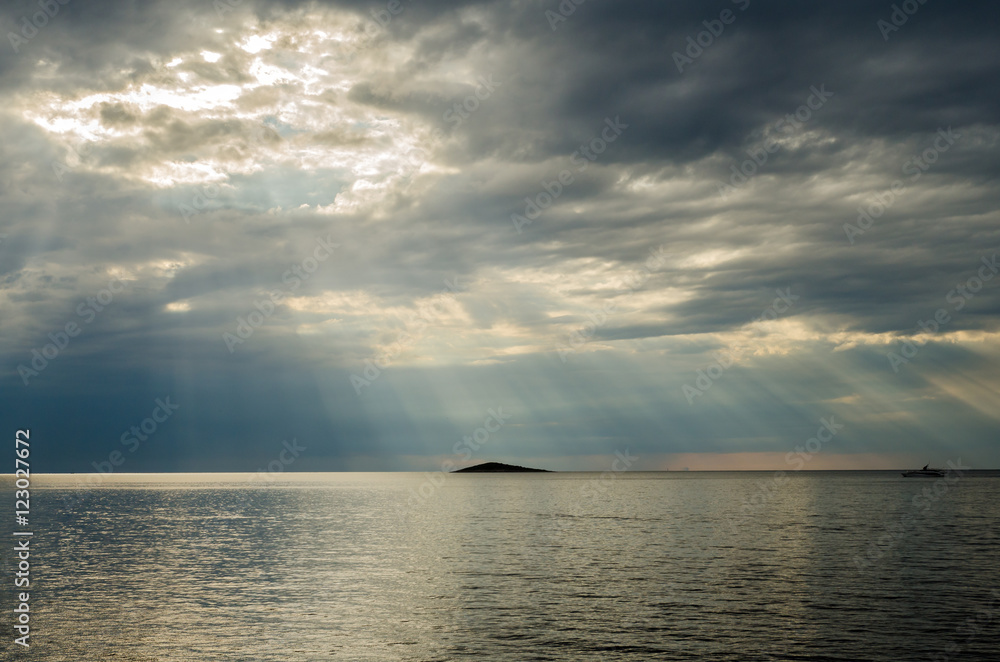 Paysage marin avec des rayons de soleil Paysage marin avec des rayons de soleil