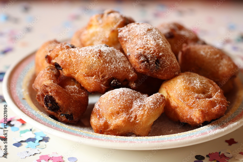 Dolci di Carnevale - Frittole con uva sultanina Dolci di Carnevale - Frittole con uva sultanina
