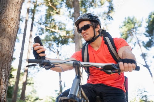 Mountain biker using mobile phone © WavebreakmediaMicro